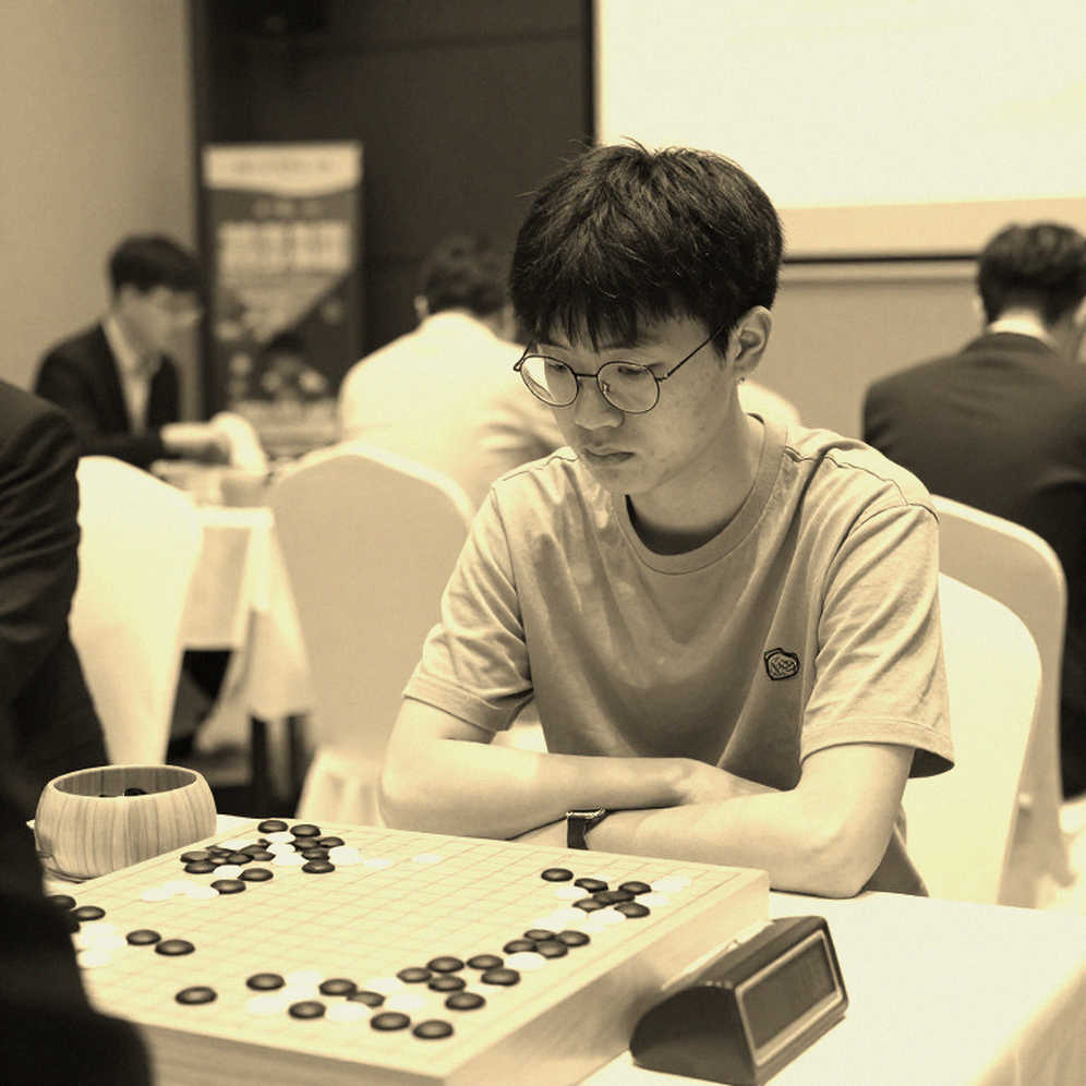 Carlsen trở lại, Gukesh vắng mặt: Cơn bão tốc độ trước thềm Olympiad Carlsen trở lại, Gukesh vắng mặt: Cơn bão tốc độ trước thềm Olympiad
