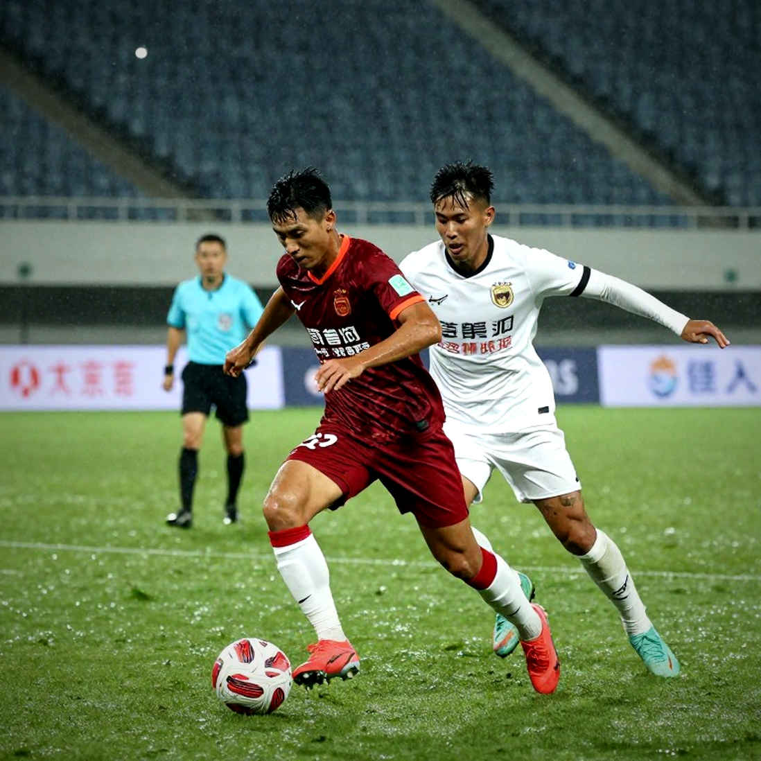 Mees Hilgers chính thức rời Twente gia nhập Heerenveen: Cựu HLV Verbeek chỉ trích 'không đáng tin cậy' Mees Hilgers chính thức rời Twente gia nhập Heerenveen: Cựu HLV Verbeek chỉ trích 'không đáng tin cậy'